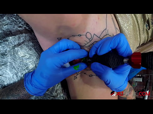 ❤️ Keçika pir tattookirî Sully Savage tattooek li ser klîtorê xwe kir. ️❌ Kalîteya porno li ku.drpornofilme.ru